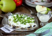 Сельдь под сметанно-яблочным соусом
