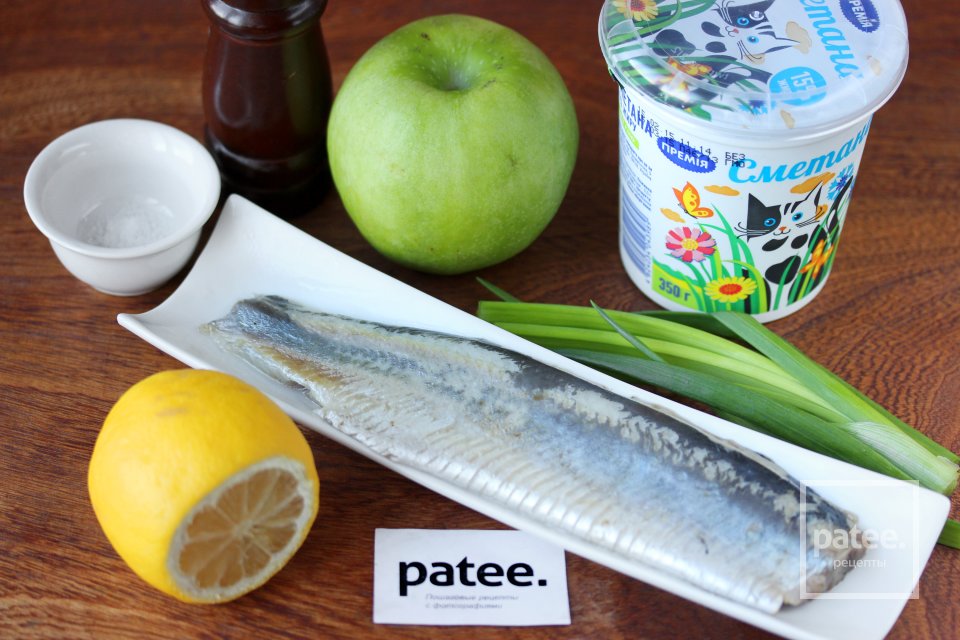 Сельдь под сметанно-яблочным соусом - Шаг 1
