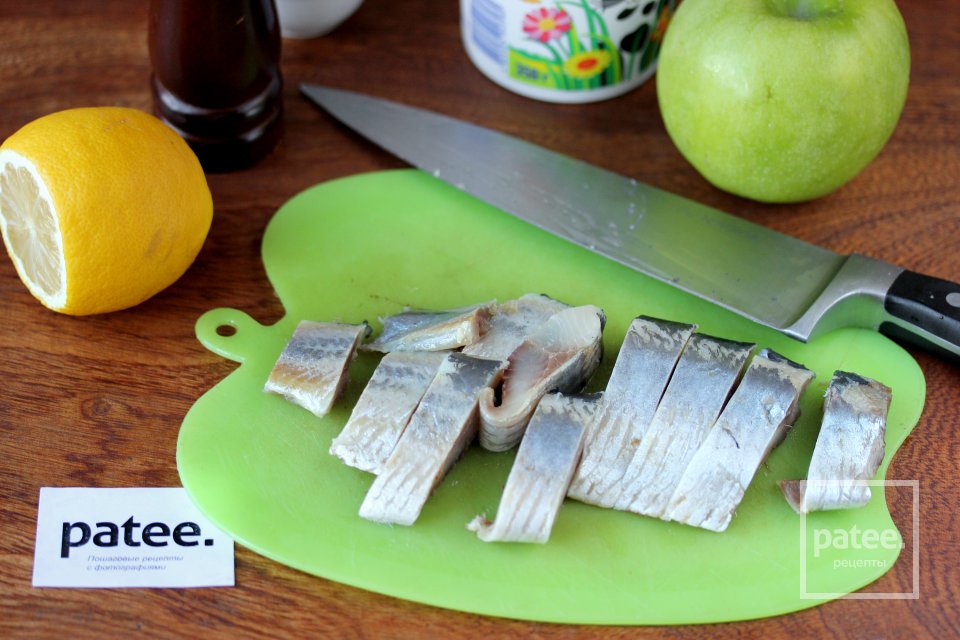 Сельдь под сметанно-яблочным соусом - Шаг 2