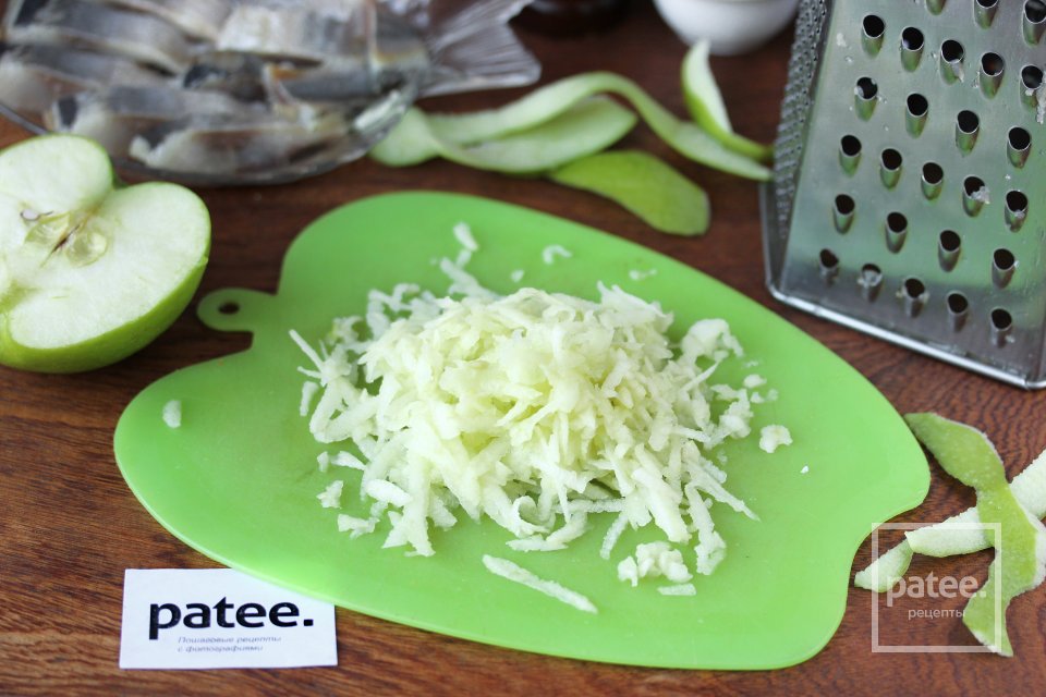 Сельдь под сметанно-яблочным соусом - Шаг 4