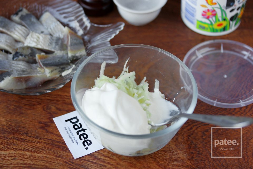 Сельдь под сметанно-яблочным соусом - Шаг 5