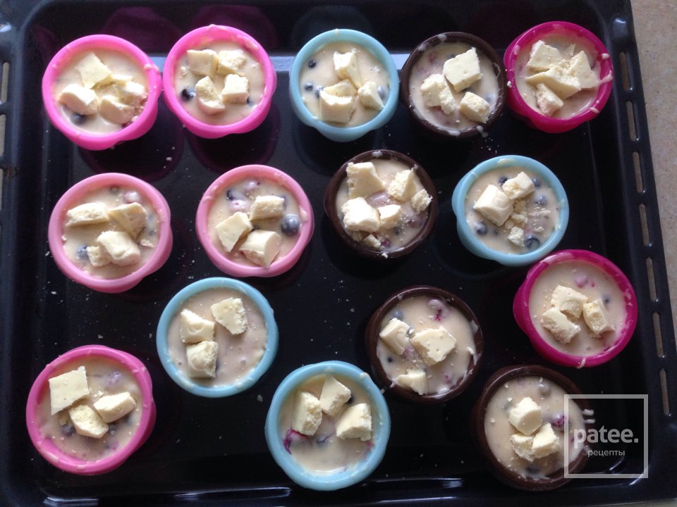 Ягодные кексы с белым шоколадом - Шаг 6