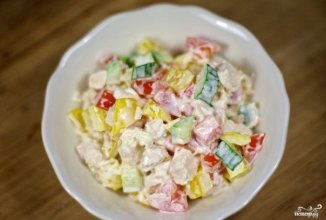 Салат с курицей и овощами