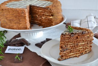 Шоколадный торт медовик с черносливом