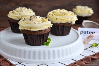 Шоколадно-ромовые капкейки со сливочным кремом