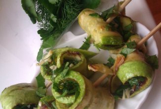 Летние рулетики из кабачка на шпажках