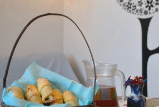 Творожные рогалики с шоколадом и сухофруктами