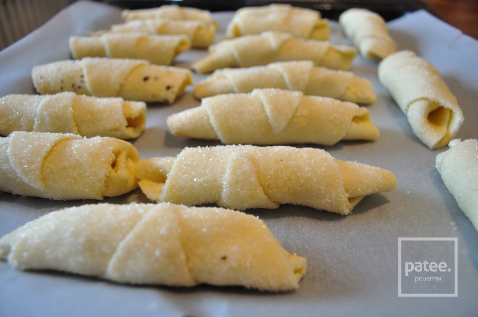 Творожные рогалики с шоколадом и сухофруктами - Шаг 5