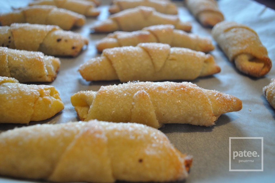 Творожные рогалики с шоколадом и сухофруктами - Шаг 6