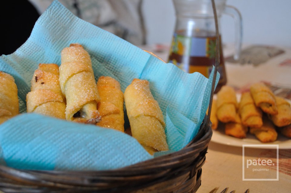 Творожные рогалики с шоколадом и сухофруктами - Шаг 7