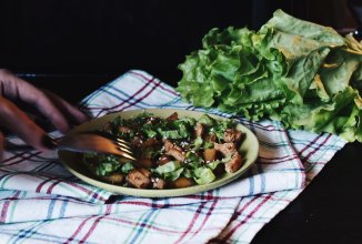 Теплый салат с курицей и манго