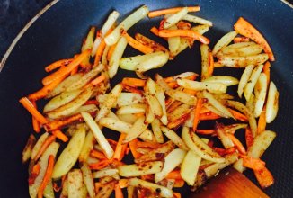 Картофель тушеный с морковью и специями