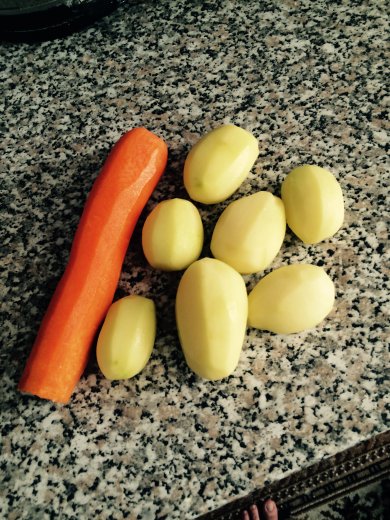 Картофель тушеный с морковью и специями - Шаг 1