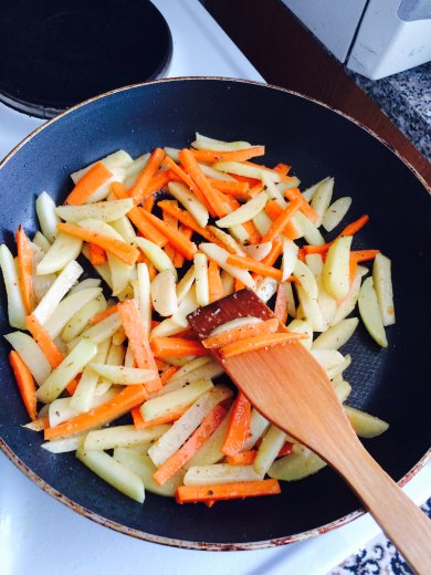 Картофель тушеный с морковью и специями - Шаг 3