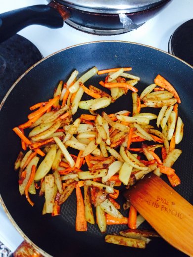 Картофель тушеный с морковью и специями - Шаг 4