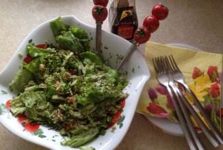 Зеленый салат с тунцом и авокадо