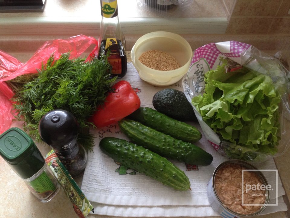 Зеленый салат с тунцом и авокадо - Шаг 1