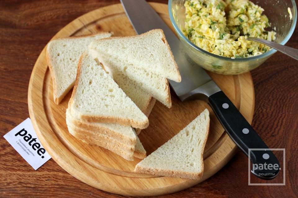 Жареные бутерброды с брынзой и зелёным луком - Шаг 8