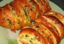 Хрустящий хлебушек пропитанный маслом, сыром и чесноком