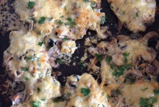 Отбивные под сыром, с грибами и маслинами.