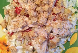 Теплый салат с курицей с лимонно-медовой заправкой