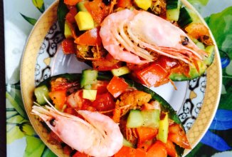 Овощной салат с креветками))