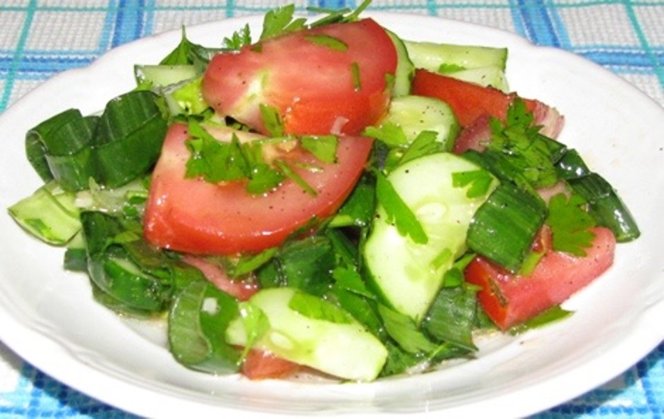 Sour cucumber and tomato. Овощное ассорти "пальчики оближешь". Салат на зиму ассорти слоями. Ассорти из огурцов и помидоров на зиму. Овощное ассорти закрутки.