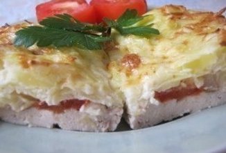 Курица запеченная под тертым картофелем