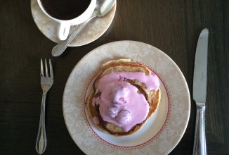 Диетические панкейки с вишневым соусом