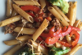 Пенне с броколли, перцем и рубленным мясом