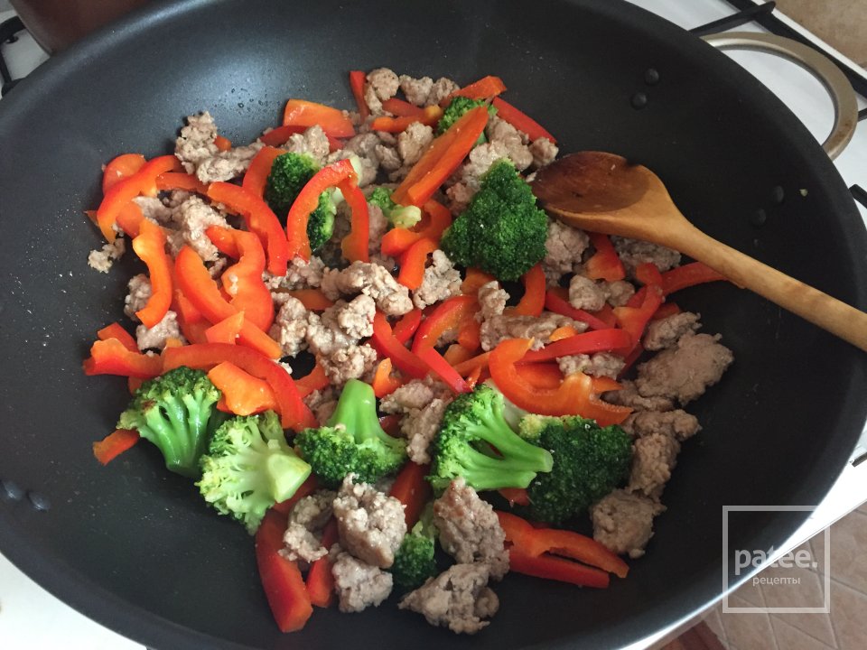 Пенне с броколли, перцем и рубленным мясом - Шаг 1