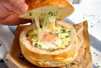 Горячие булочки с яйцом, сыром и ветчиной на завтрак