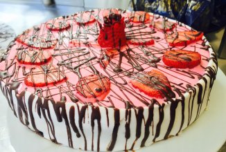 Клубнично -творожный торт