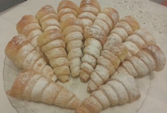 Трубочки из слоенного теста с белково заварным кремом