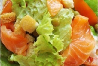 Салат с семгой, перепелиным яйцом и томатами Черри