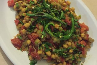 Теплый салат с баклажанами и нутом