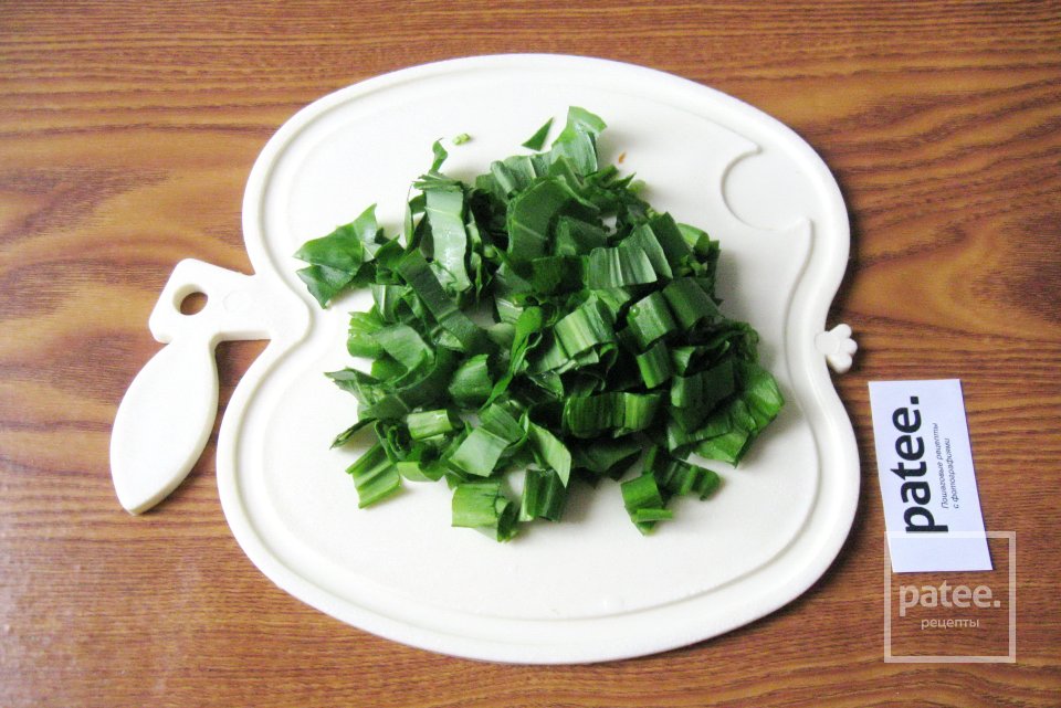 Салат из черемши с огурцами и яйцом - Шаг 4