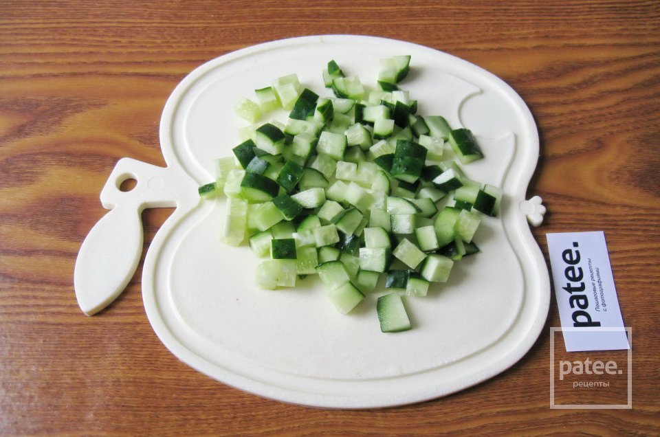 Салат из черемши с огурцами и яйцом - Шаг 5