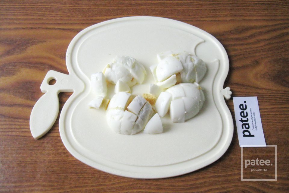 Салат из черемши с огурцами и яйцом - Шаг 6