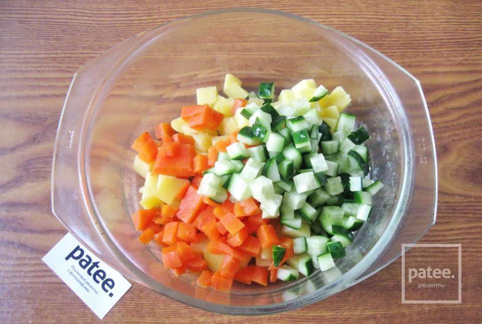 Салат из черемши с огурцами и яйцом - Шаг 8