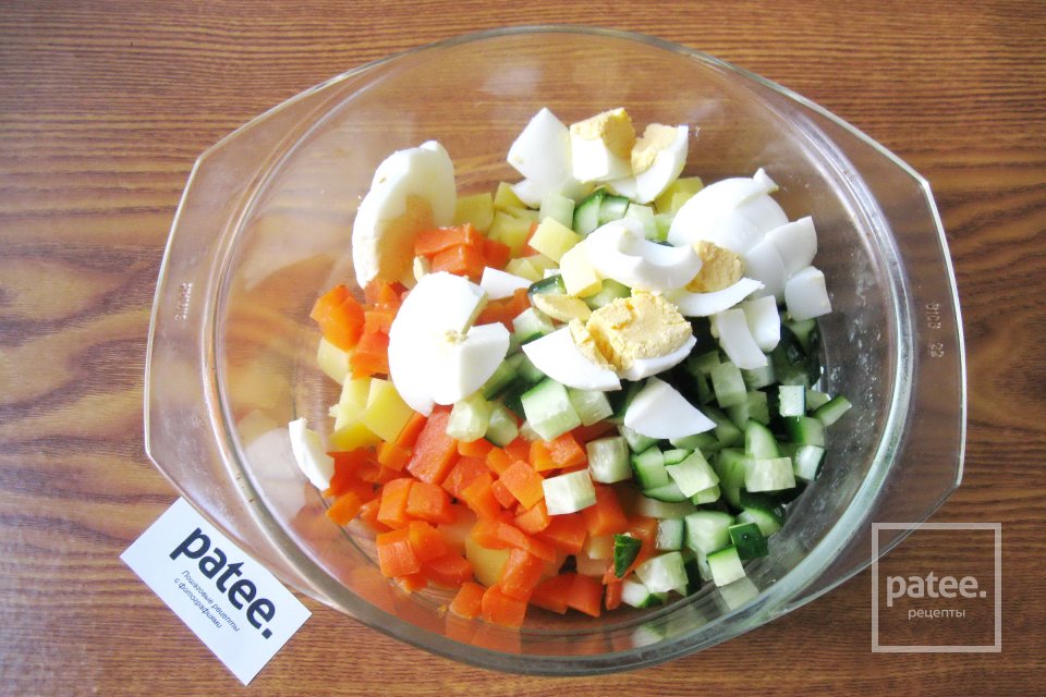 Салат из черемши с огурцами и яйцом - Шаг 9