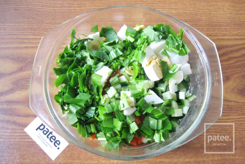 Салат из черемши с огурцами и яйцом - Шаг 10