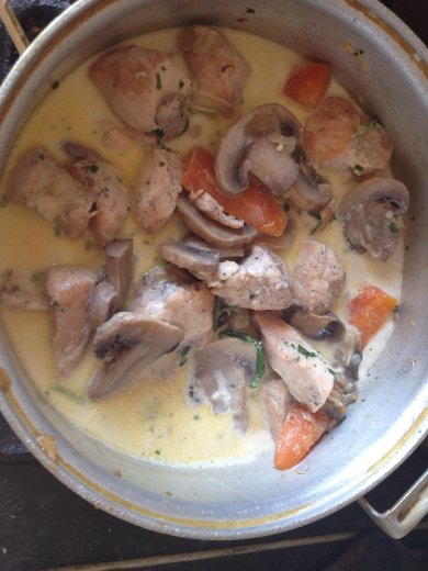 Тушеная куриная грудка с грибами в сливочном соусе - Шаг 6