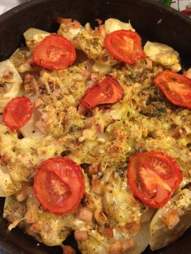 Картофельная запеканка с ветчиной, помидором и сыром😊 - Шаг 1