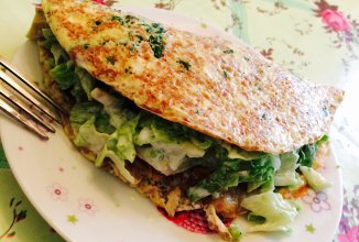 Омлет "по-пражски" или яичный рулет с авокадо