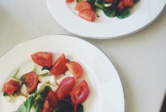 "Капрезе" Нежный вегетарианский салат с кусочками помидор и моцарелой