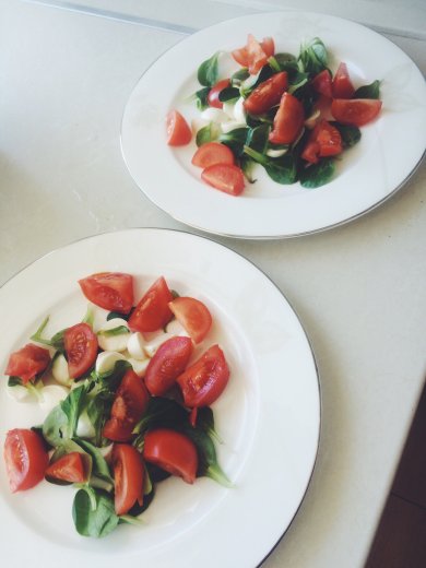 "Капрезе" Нежный вегетарианский салат с кусочками помидор и моцарелой - Шаг 2