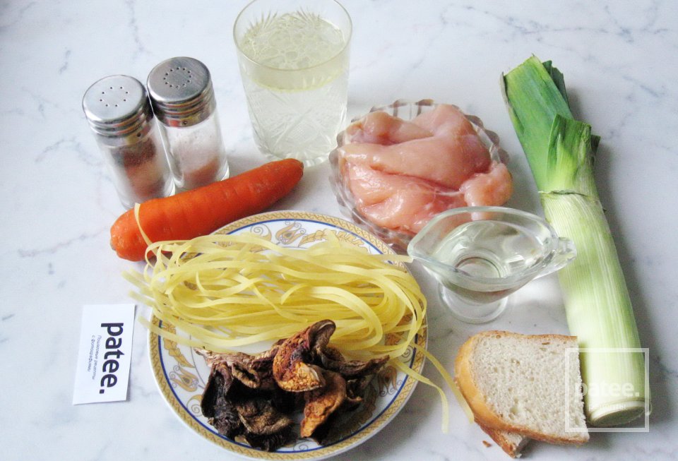 Суп с фрикадельками из сухих лесных грибов - Шаг 1