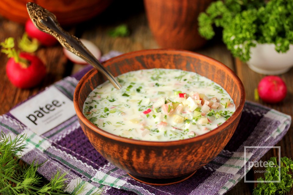 окрошка с редиской. окрошка овощная. окрошка с редиской. окрошка и холодник. окрошка фото.