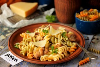 Макароны с жареной курицей и пармезаном